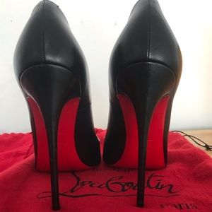 Christian Louboutin So Kate. Black Leather heels